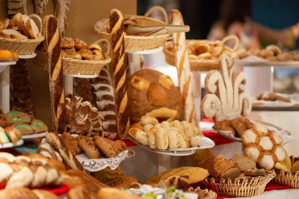 Khay bánh mới ra lò tại Bánh Phở Sạch Trí Hổ